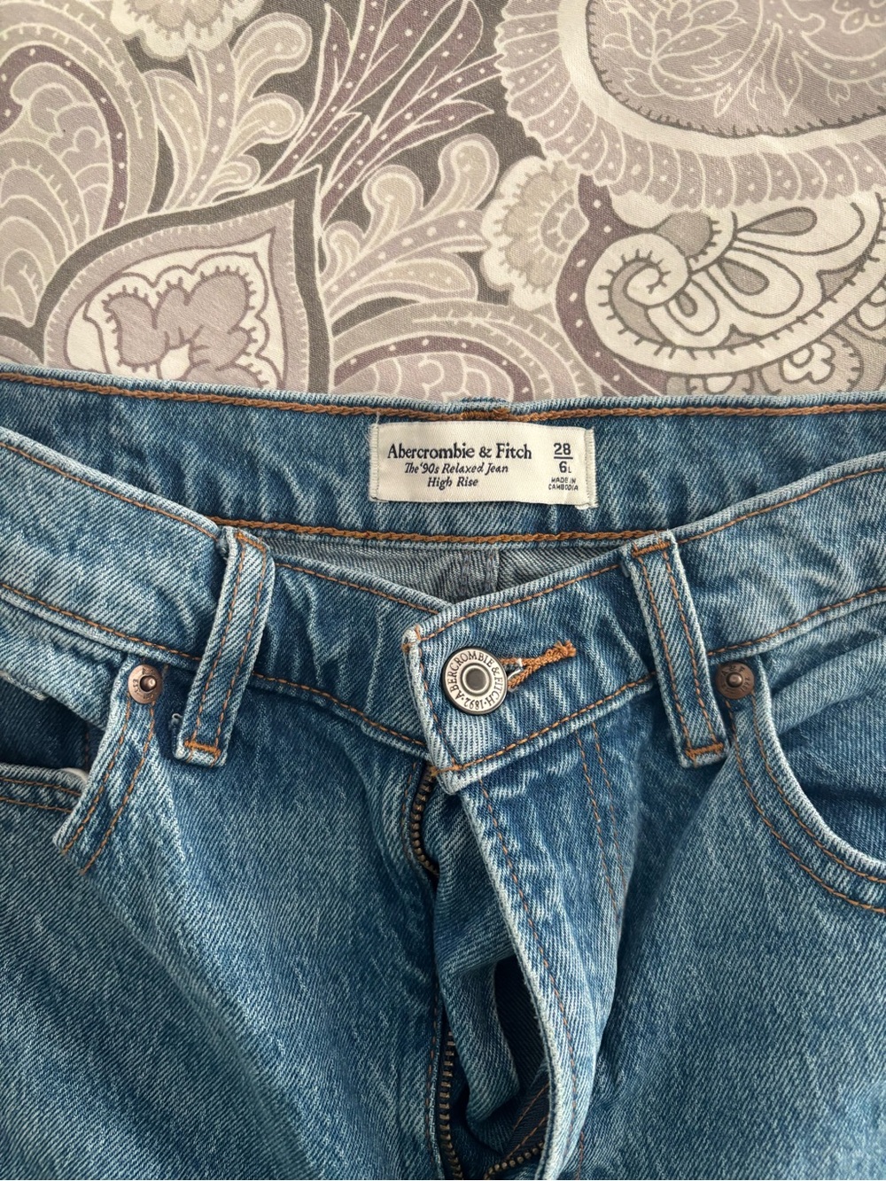 Abercrombie & Fitch High Rise 90s Relaxed Frayed Hem Jean light Blue
